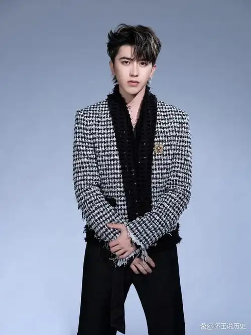 蔡徐坤否认女方未成年及强制堕胎,迅速回应:照片不是我