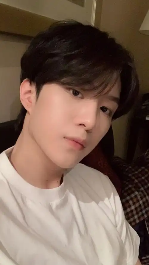 范丞丞帅气自拍生活照