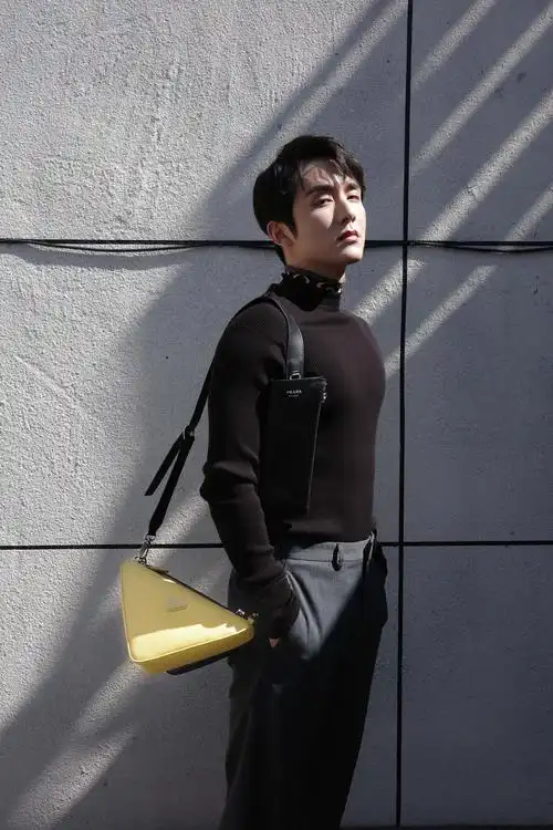 张新成晒最近的日常六宫格黑色毛衣将本哥的胸肌一览无余