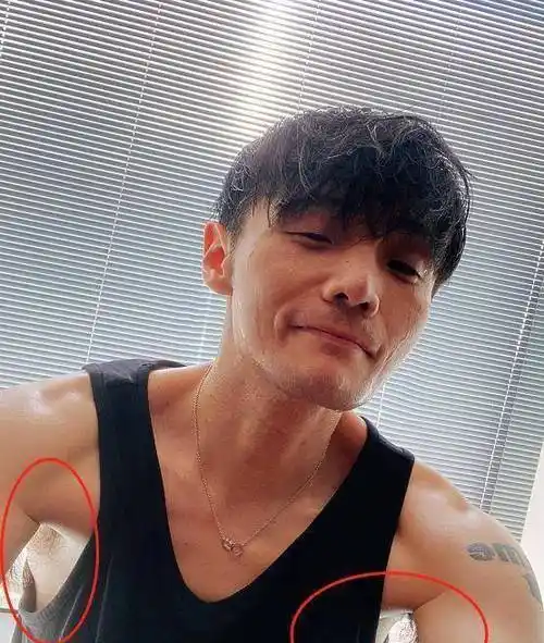 李荣浩的这张健身照非常亮眼,第一:展示了李荣浩的八块腹肌,众所周知