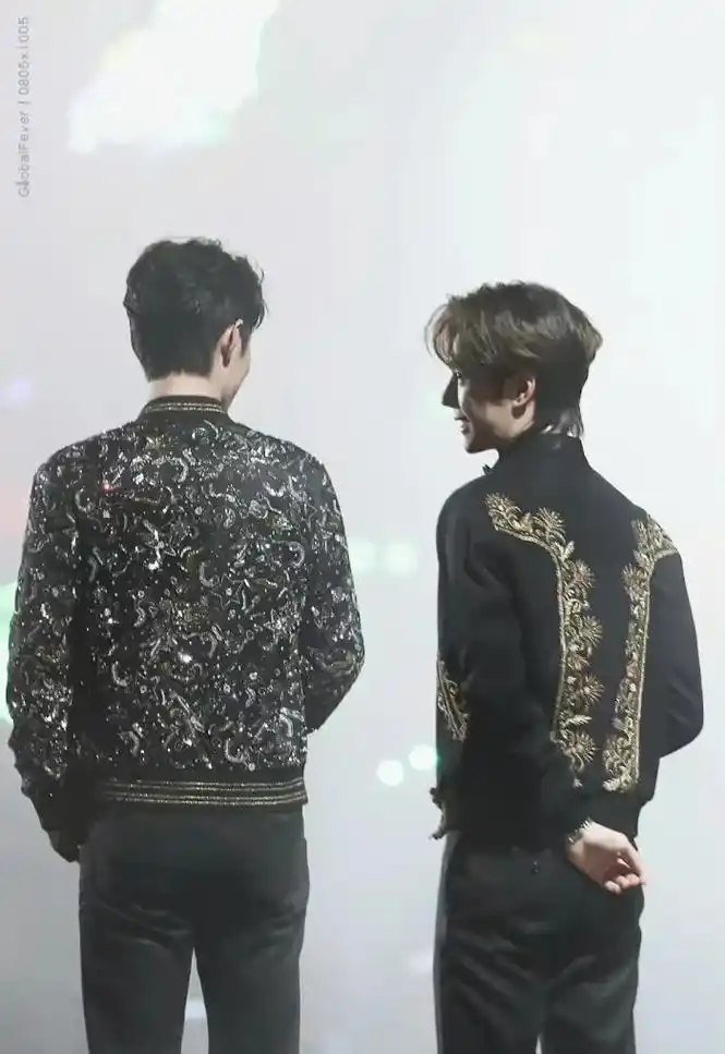 肖战王一博他俩的背影都让人着迷博君一肖