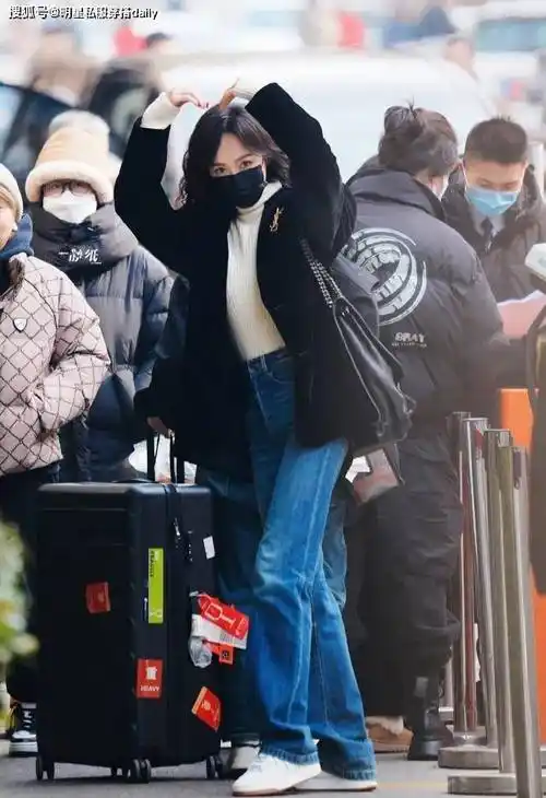 唐嫣小羊毛卷也太美了!一身黑内搭复古高领毛衣牛仔裤