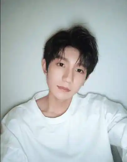 王源秀锁骨,易烊千玺晒"湿发",看到王俊凯的眼神:一秒沦陷了_白色