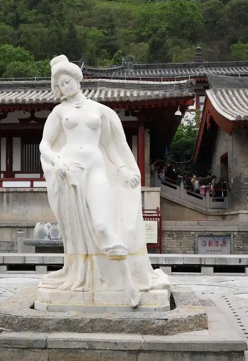 华清宫内的杨玉环雕像