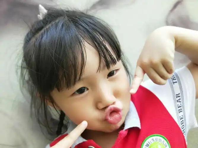 撅撅小嘴巴摆个pose