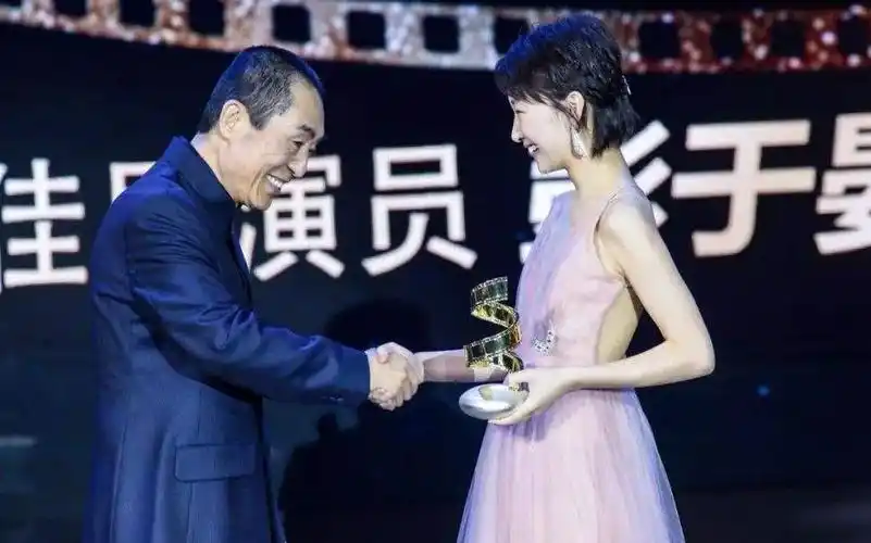 【周冬雨】【张艺谋】"谋女郎"周冬雨