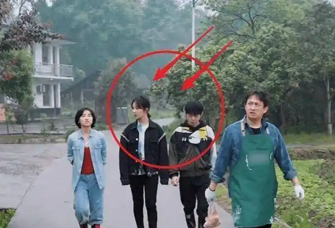 何炅真有172cm?与167cm的杨紫同框时,有无说谎很明显_身高_官方_身材