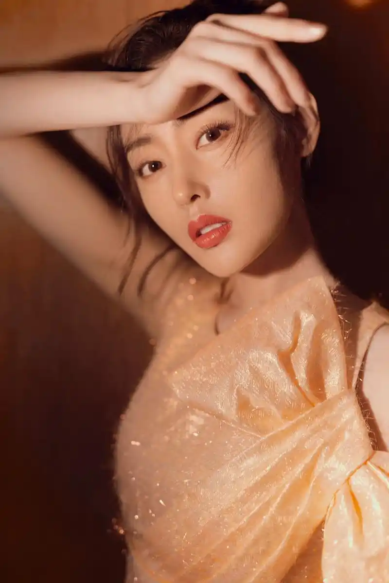 1/ 12 昨日,人气女演员张天爱受邀出席东京国际电影节金鹤奖颁奖典礼.