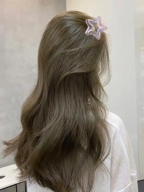 春夏发色分享显白发色冷色系发色不用漂发色夏季染冷色系发色更清爽哟