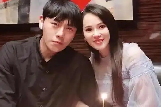 秦昊赴戛纳洋相百出,西服皱穿凉鞋还蹭红毯,伊能静陪前夫懒理会