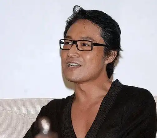 61岁马景涛近照曝光,满头黑发身材壮硕,疑似被富婆占便宜不敢动_年纪