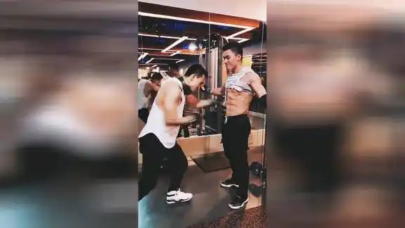 腹肌暴力击打训练