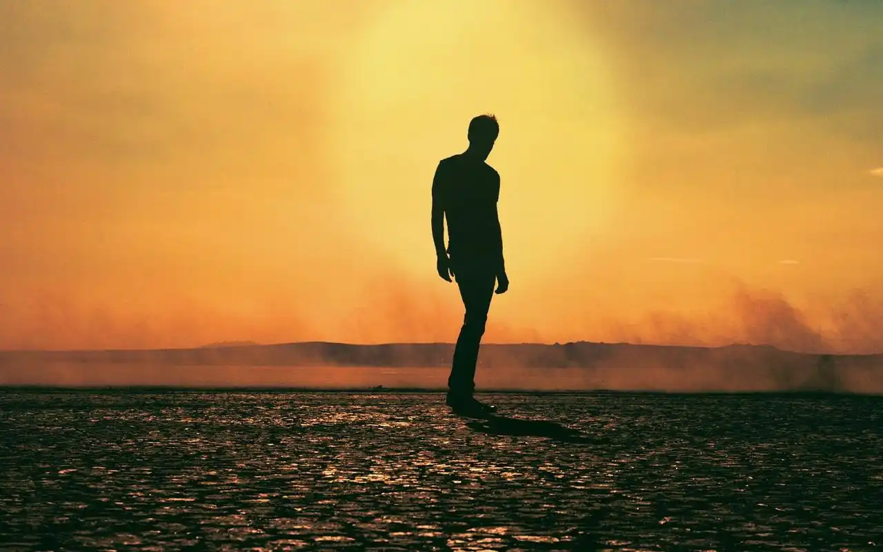 电脑壁纸 摄影 时光记忆 男人孤单的身影图片