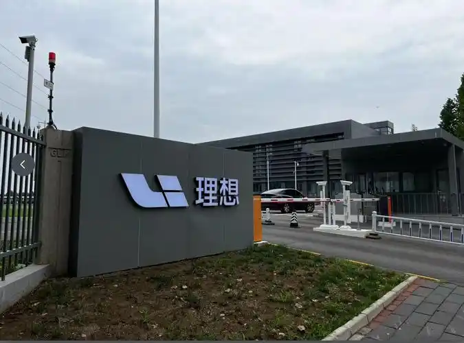 理想汽车的交付数据依然位列新势力头部,不过自首款纯电车型mega