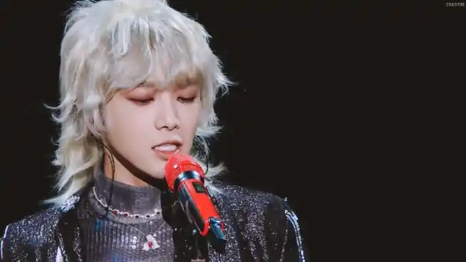华晨宇白色狼尾造型##华晨宇非凡之夜连唱三首