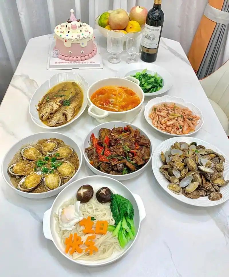 图一是我生日时婆婆做的饭菜,图二是小姑子生日时婆婆做的饭菜