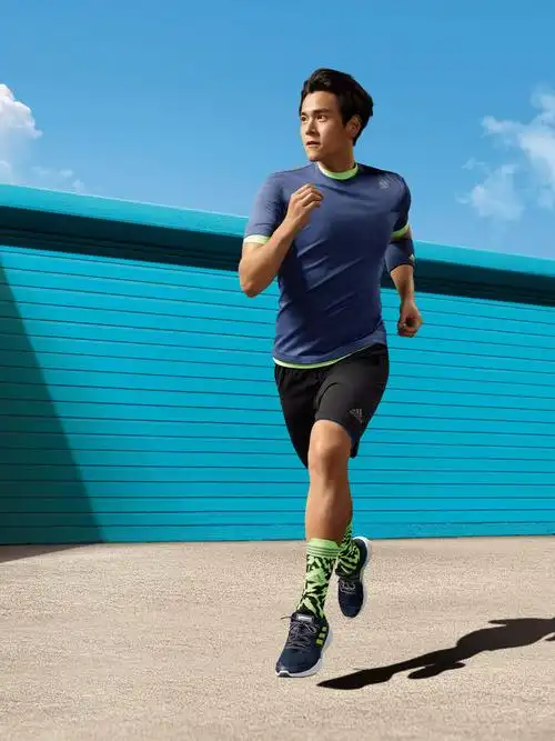 彭于晏身着新款climacool 清风系列跑鞋_阿迪达斯_高清大图_图片下载