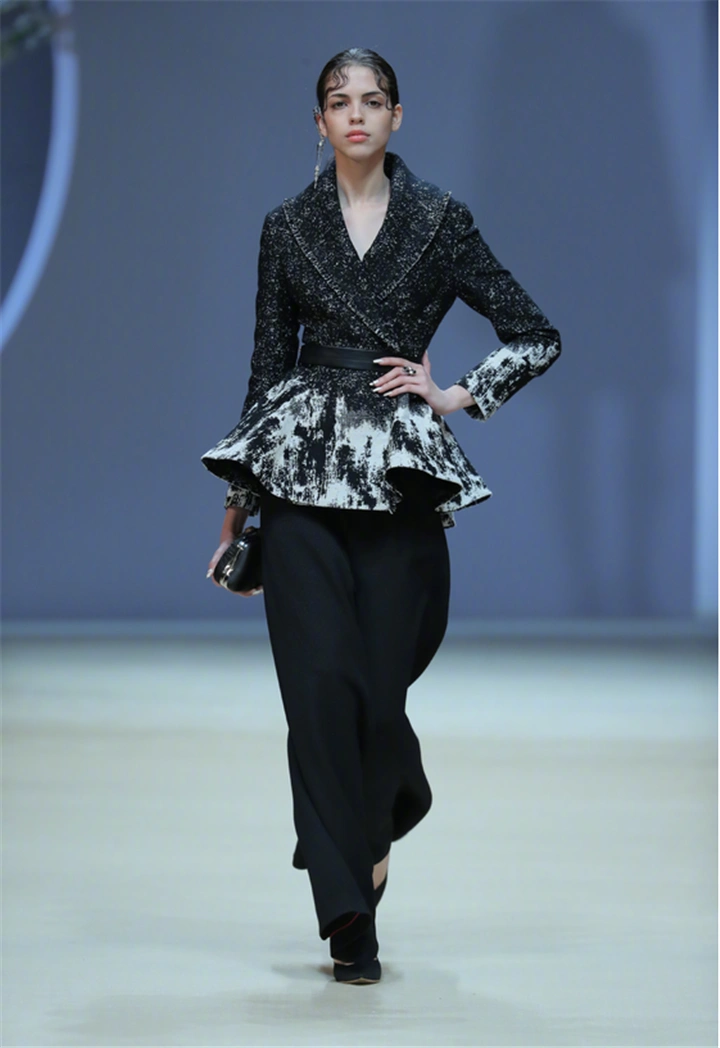 本季设计师熊英从自然花木山水中寻找元素和色彩.