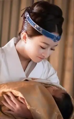 疑赵丽颖最新孕照曝光,冯绍峰身旁护妻,手捧孕肚深情对视好甜蜜_网易