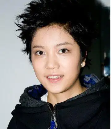 2009年李霄云背着妈妈请假回答中国参加超级女生的选拔,并且在最后的