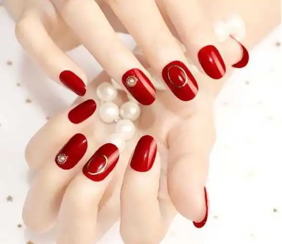 关于红色指甲图片美甲款式的配图及描述