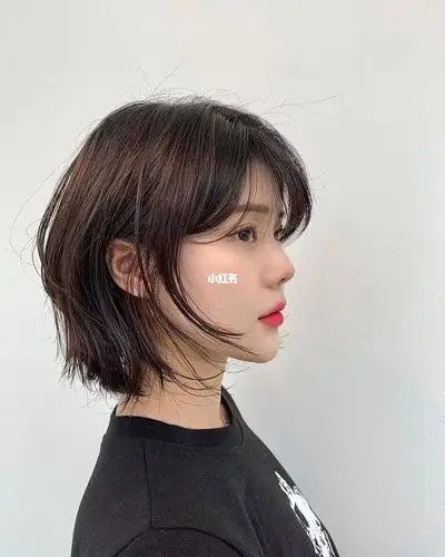 韩系女生的短发,正面突出蓬松感,侧面出纹理感配上自然发色是很显气质