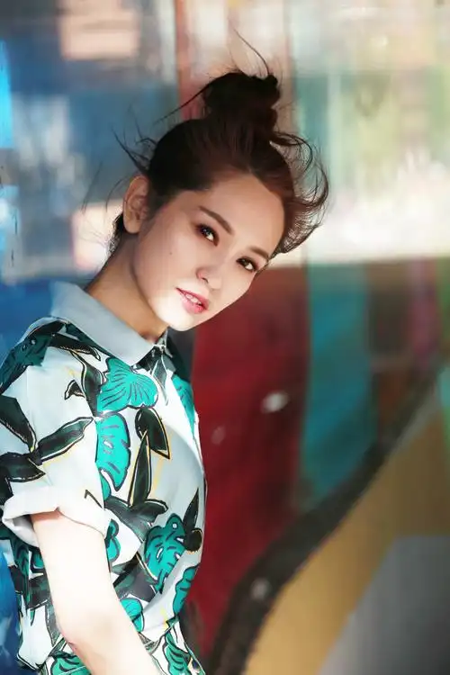 肖茵街拍大片曝光印花裙装轻松演绎时尚freestyle