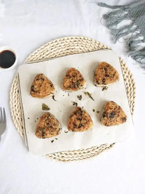 日式海苔肉松烤饭团