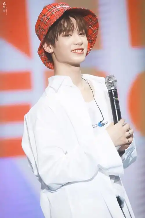 黄明昊justin 贾富贵 图cr水印