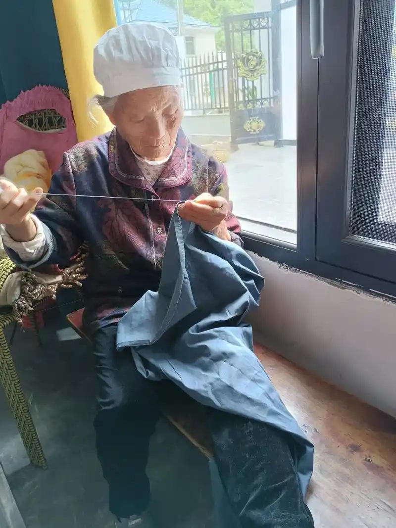 偷拍我妈妈缝衣服,老人家八十多了还穿的到针,我都看不到穿了# - 抖音