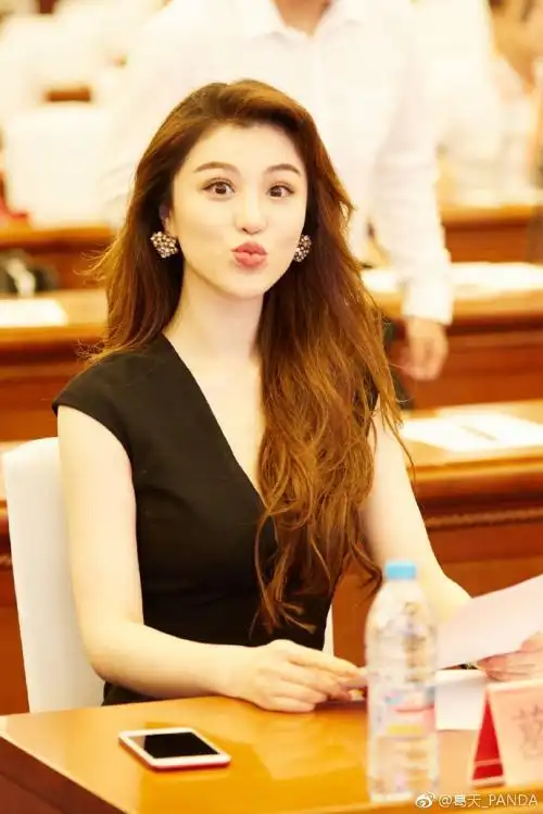 葛天一身职业装出镜优雅自信画面养眼