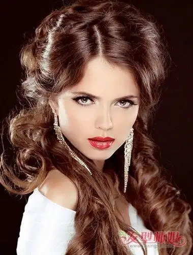 螺旋卷发型图片 2017成熟长卷发发型(2)