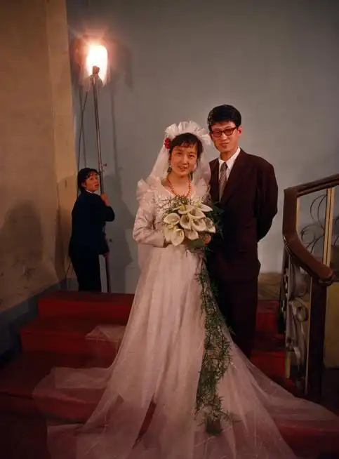 老镜头:80年代的影楼拍婚纱照,其中是否有你的记忆