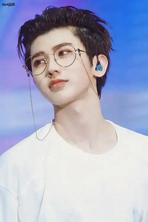 随手百度一下肖战,任嘉伦,蔡徐坤这些人气很高的男明星,基本上都是肤