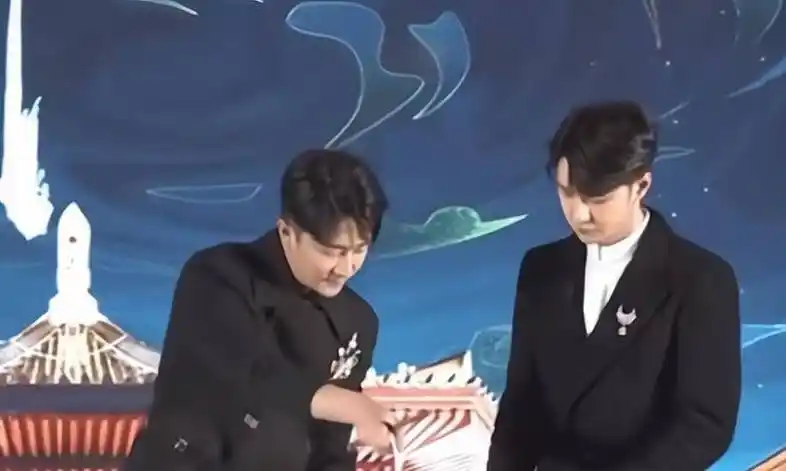 原创风起洛阳发布会王一博打下手给黄轩帮忙现场太有眼力见