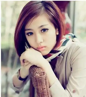 女生斜刘海发型图片:恬静唯美的斜刘海发型超显气质