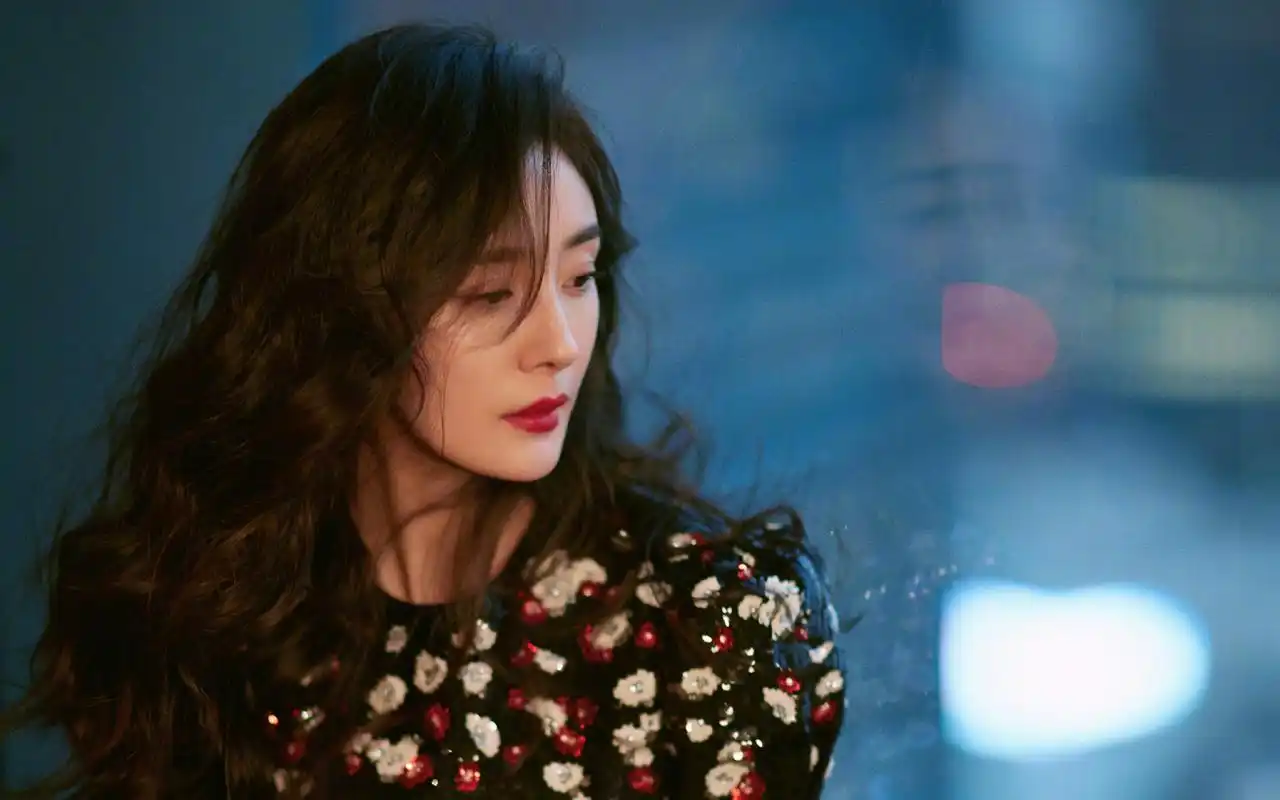 杨幂轻熟性感高清桌面壁纸