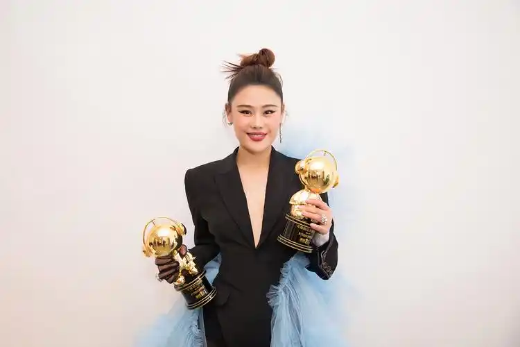 袁娅维咪咕音乐盛典火力全开 获年度最佳突破歌手大奖