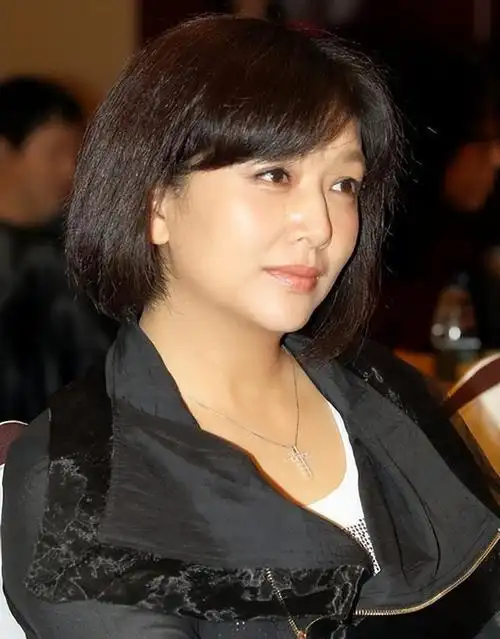 靳东:两次爱上离婚妇女,不顾家人反对娶了二婚女,如今很幸福