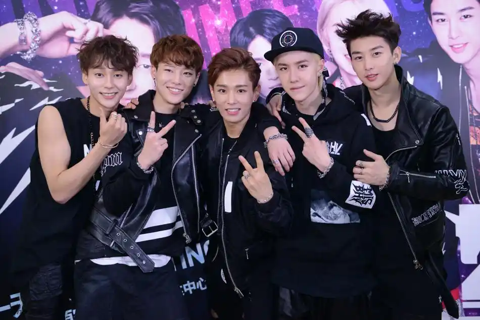 组图:uniq中国首秀宣布出道 与女粉丝贴脸互动_高清图集_新浪网