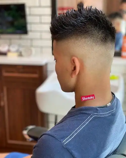 这就需要剪出层次感,周边的头发虽然推得比较短,同样可以修剪出渐变的