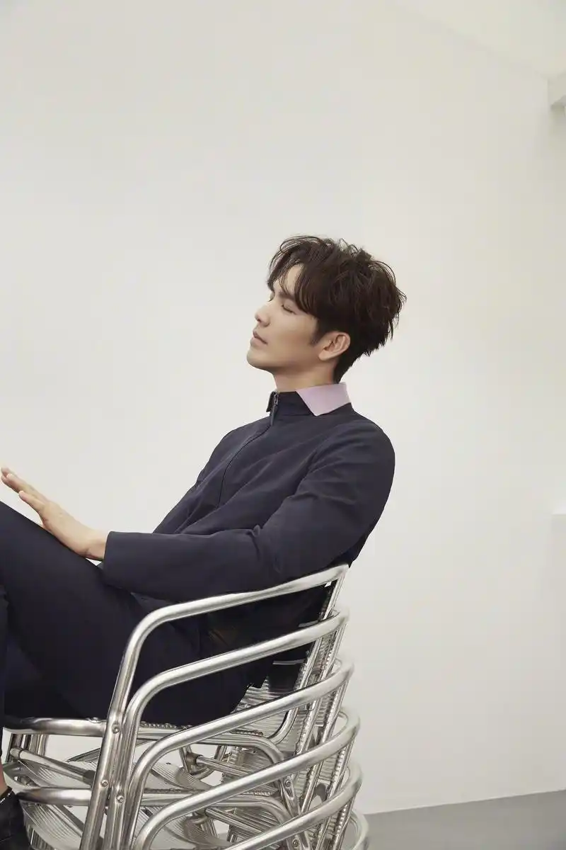 【来一波帅气小哇来提神醒脑】钟汉良 曝光最新杂志封面大片,完美hold