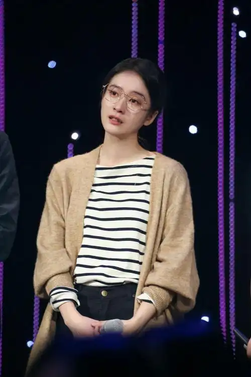 张雪迎国民度越来越高短发搭配格子毛衫超好看温柔风采惹人羡