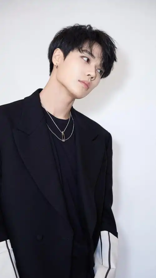 林彦俊黑色西装时尚帅气个人写真