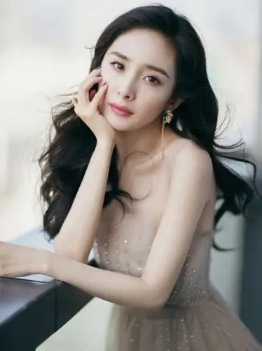 杨幂穿吊带裙大秀迷人锁骨 长腿若隐若现