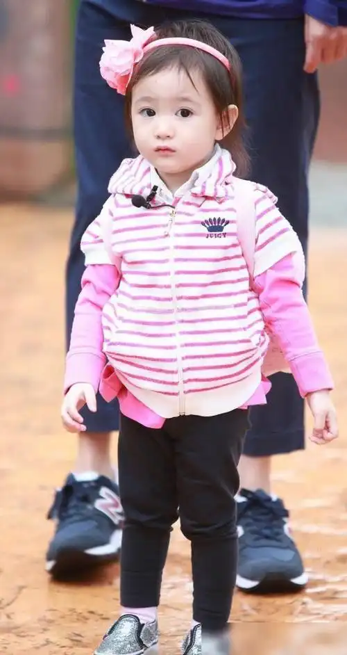 李小鹏女儿奥莉长大了小公主长发飘飘正处在换牙期一笑整个世界都亮了