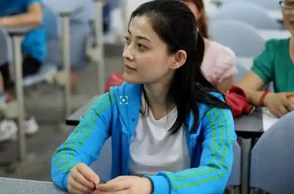 45岁梅婷坐飞机引争议网友怒批没素质本尊凌晨3点做回应