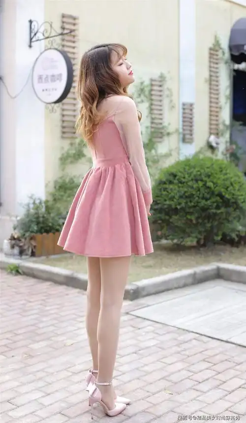 浅粉色丝绒连衣裙,甜美减龄,走起路来优雅不失气质_高跟鞋_性感美