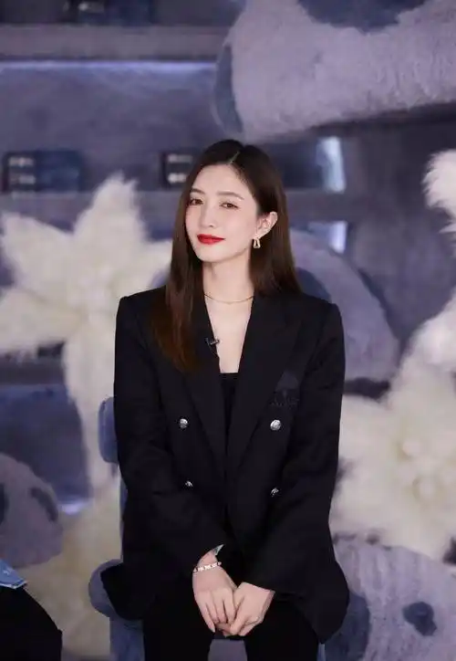 江疏影穿黑色西装配微喇长裤拍写真,知性大方,女神范儿十足