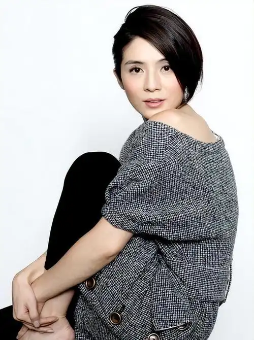 杨采妮一家四口甜蜜合体居家造型十分温柔保养超好如年轻少女